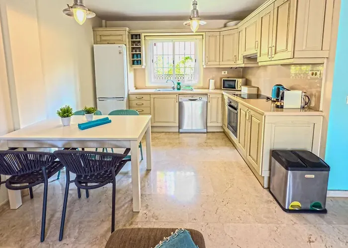 Paraiso Poolside Townhouse In Vakantiehuis *